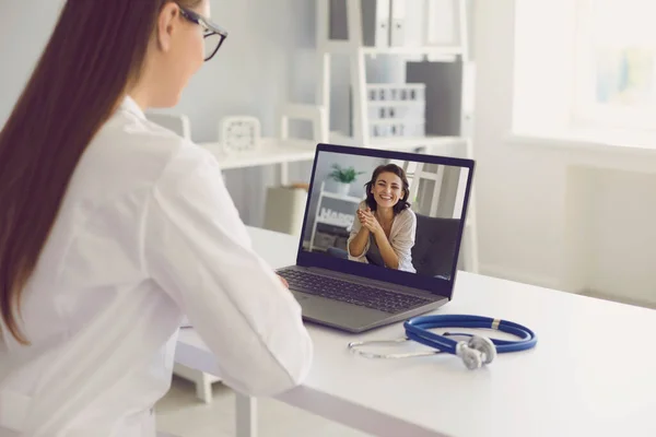 Appel vidéo au médecin en ligne. La patiente dit que les symptômes de la pandémie de la maladie a un ordinateur portable de vidéoconférence à la maison. — Photo