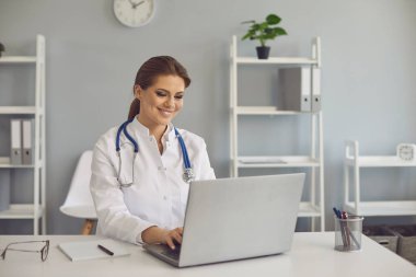 Doktor konsepti çevrimiçi. Doktor, klinikteki bir hastaya bilgisayar kameralı sohbet danışmanlığı yapıyor..