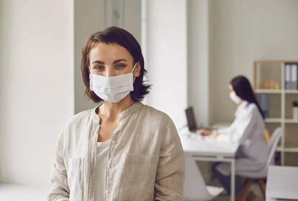 Een vrouw met een medisch masker tijdens een bezoek aan een arts in de kliniek. Patiënt in het ziekenhuis na overleg — Stockfoto