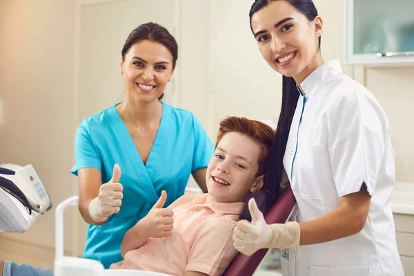 Zahnpflege und -behandlung. Kinderzahnheilkunde. Zahnarztpraxis. — Stockfoto
