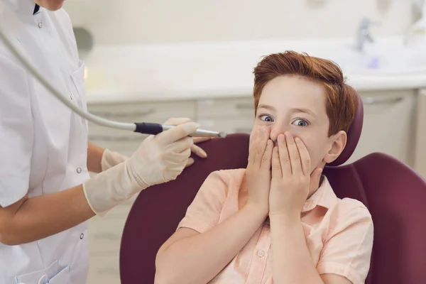 Das Kind hat Angst, seine Zähne behandeln zu lassen. Zahnpflege und -behandlung. Kinderzahnheilkunde. Zahnarztpraxis. — Stockfoto