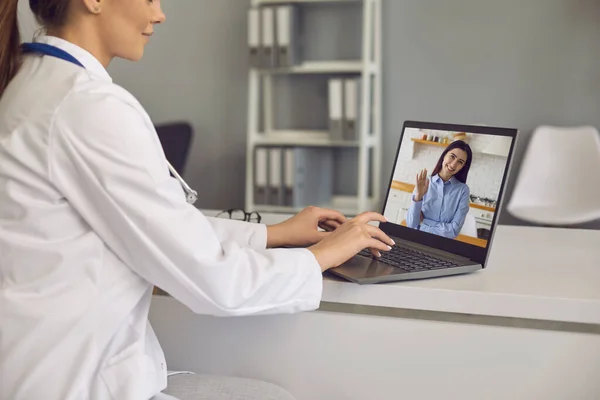 Consulta médica feminina online. Menina doente falando com médicos com videoconferência laptop — Fotografia de Stock