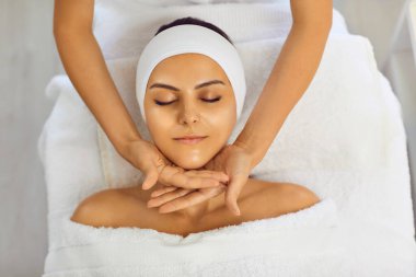 Kozmetoloji. Yüz masajı, spa salonu. Deri ve vücut bakımı. Masör ve güzellik uzmanı. Yüz güzelliği tedavisi.