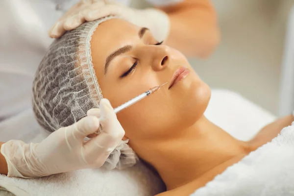 Inyecciones de belleza en los labios. Cosmetología y cuidado profesional de la piel. Mujer en el salón de belleza. Clínica de Cirugía Plástica. — Foto de Stock