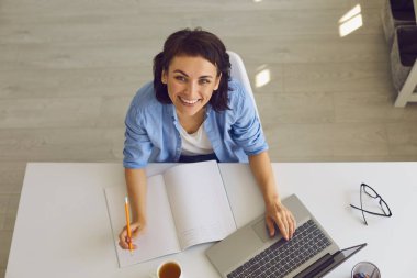Genç bir kadının online eğitim kursuna katılması ya da evden internet konferansına katılması