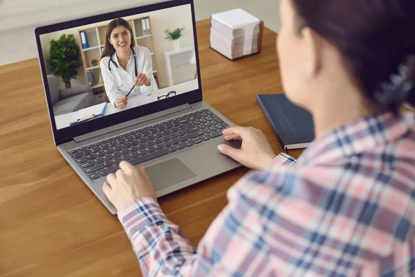 Medicina online. Jovem recebendo ajuda médica na web. Consultoria paciente doente com médico via laptop a partir de casa — Fotografia de Stock