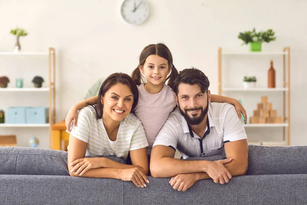 Gelukkig gezin vader, moeder en dochter op zoek naar camera thuis — Stockfoto