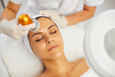 Cpsmetology ekipmanı olan kadınlar için yüz tedavisi prosedürü yapıyor..