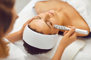 Cpsmetology ekipmanı olan kadınlar için yüz tedavisi prosedürü yapıyor.