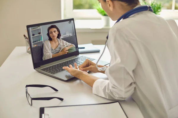 Telemedicine vagy telehealth koncepció.Egy fiatal nő orvos irodájában ad egy online konzultáció. — Stock Fotó