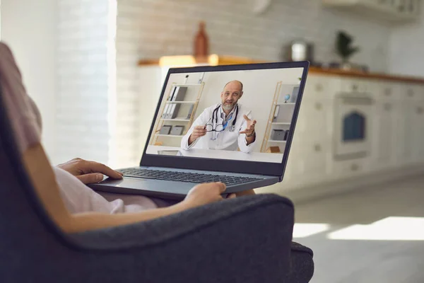 Online orvosi konzultáció. A terapeutának van egy videochat konferencia laptopja. Virtuális klinika. Távorvoslás. — Stock Fotó