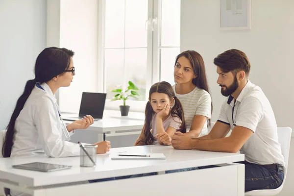 Familia feliz en la consulta médica del médico en la clínica. —  Fotos de Stock