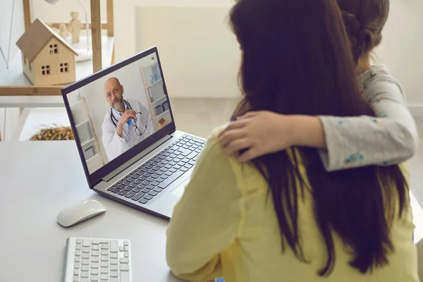 Médico de família online. Mãe e criança em casa usam uma videochamada para receber atendimento médico online. — Fotografia de Stock