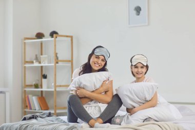 Mutlu anne ve kız sabah yatağında