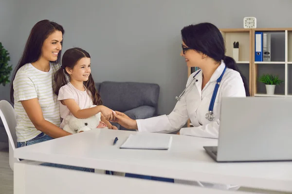 Médecin de famille. Pédiatrie. Médecine. Clinique. Assurance maladie. Soins de santé — Photo