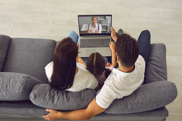 Läkare konsultera familj online med bärbar dator videosamtal — Stockfoto