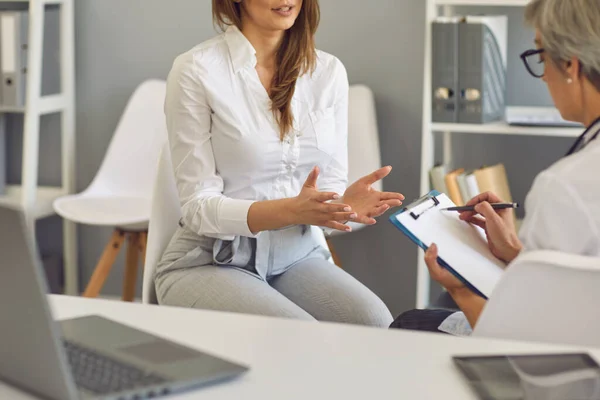 Donna medico e paziente ragazza per la consultazione in clinica. — Foto Stock