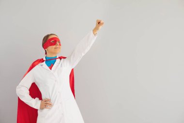 Süper kahraman kostümlü genç doktor hastalıklarla savaşmaya hazır, gri bir geçmişi var. Enfeksiyonlara karşı çalışan bir doktor.