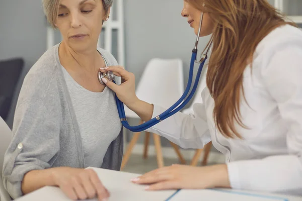 Medico e paziente a un consulto medico presso la clinica. — Foto Stock