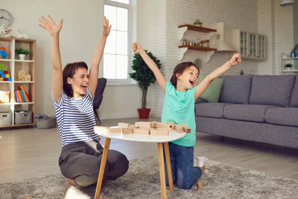 Ibu dan anak bermain papan permainan di rumah. Keluarga bahagia. — Stok Foto