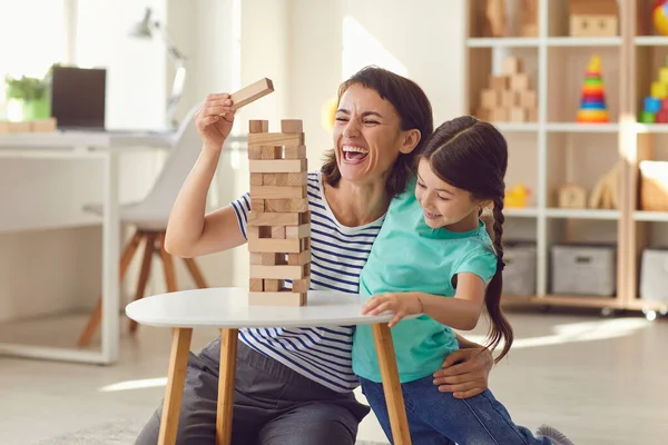Moeder en dochter spelen bordspelletjes thuis. Gelukkige familie. — Stockfoto