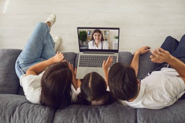 Kızı olan aile, gülümseyen doktoru internette selamlıyor.