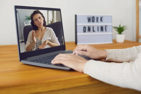 Képzés és munka online. Fiatal lány kommunikál és dolgozik web konferencia laptop otthon. A női blogger a kütyü kamerájába beszél. — Stock Fotó