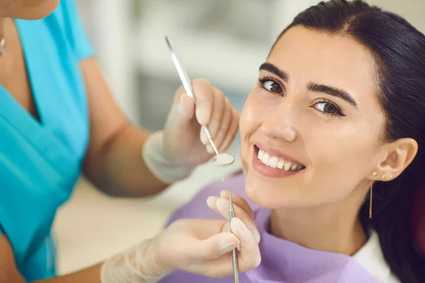 Frau mit einem schönen Lächeln beim Zahnarzt in der Zahnklinik. — Stockfoto