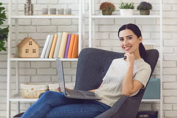 Selbstbewusste Frau arbeitet von zu Hause aus mit Laptop — Stockfoto