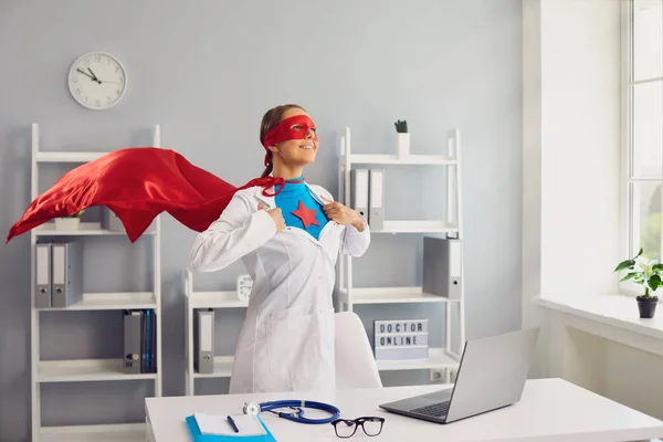 在医院办公室里自信的女医生超级英雄。对人类健康的医疗保护. — 图库照片