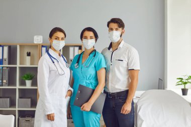 Hasta doktor ve asistanı bir kliniğin ofisinde..