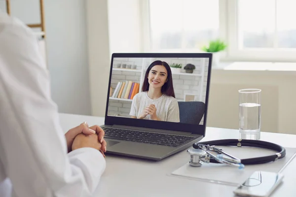 Online orvosi szolgáltatások. Online orvosi konzultáció koncepciója. Orvosi iroda laptop videó hívás video chat. — Stock Fotó