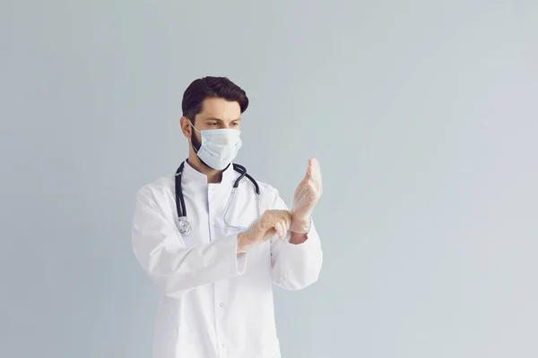 Gri arka planda tıbbi doktor maskesi, uzay mesajını kopyala. Genç doktor, çocuk doktoru ya da hemşire. — Stok fotoğraf