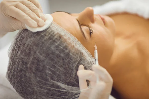 Mãos de mulher cosmetologista fazendo injeção de botox para a mulher no salão de beleza spa — Fotografia de Stock