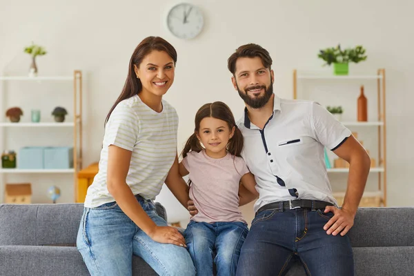 Gelukkig glimlachend gezin kijkend naar de camera thuis. — Stockfoto