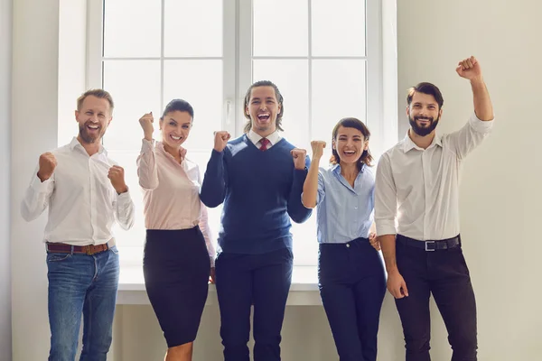 Grupo de empresários sorridentes que expressam o sucesso do trabalho em equipe ou a realização do projeto no escritório — Fotografia de Stock