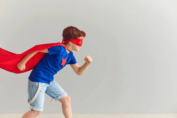 Супергеройська дитина. Дитячий костюм. Поняття сили та виправдання. Врятувати світ . — стокове фото