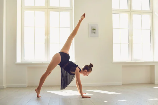Przystojny szczupły kobieta gimnastyczka przygotowuje się dla zrobić na rękach w nowoczesny studio — Zdjęcie stockowe