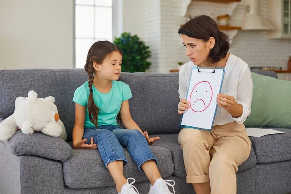 Psikolog anak-anak memiliki sesi terapi dengan anak kecil frustrasi di rumah — Stok Foto