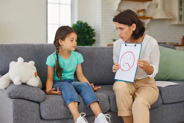 Psychologue privé pour enfants ayant une séance de thérapie avec un petit enfant frustré à la maison — Photo