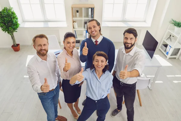 Skupina pěti radostných kancelářských pracovníků, kteří jsou hrdí na výsledky své práce — Stock fotografie