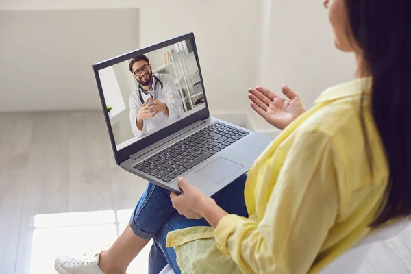 Dottore online. Giovane donna che utilizza videochiamata e laptop per chattare con il medico. — Foto Stock