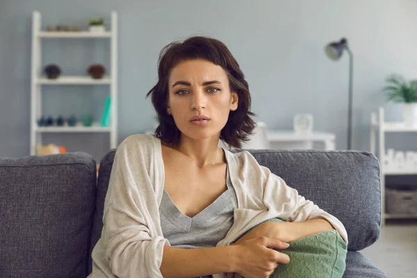 Giovane donna in attesa di connessione internet durante l'incontro online — Foto Stock