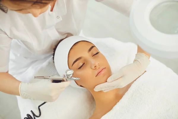 Mujer hermosa recibiendo procedimiento de oxigenoterapia en el salón de belleza — Foto de Stock