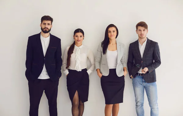 Grupo de jovens empresários trabalho em equipe em segundo plano. — Fotografia de Stock