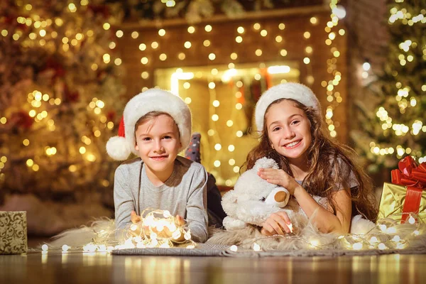 Kinderen spelen in het huis met Kerstmis. — Stockfoto