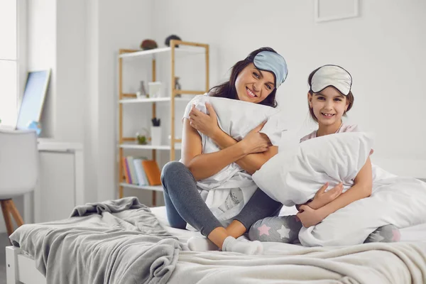 Selamat ibu dan anak di tempat tidur di pagi hari — Stok Foto