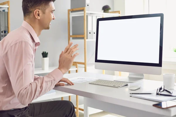 Homem usando computador de mesa pessoal para teleconferência e mão acenando durante videochamada — Fotografia de Stock