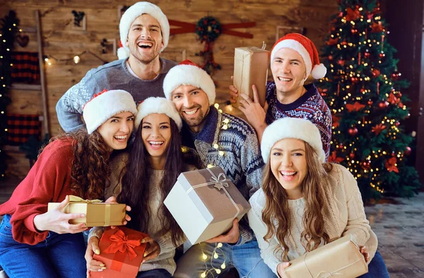 Amigos felizes com presentes sorrindo no Natal. — Fotografia de Stock