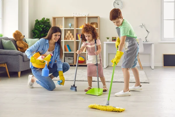 Familjerensning, hygien. Renlighet och svalka. Hushållsarbete, städning — Stockfoto